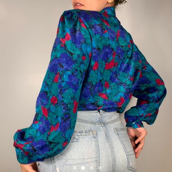 VINTAGE BRIGHT FLORAL PATTERN TALE BLUE AND RED LONG SLEEVE BUTTONED DOWN BLOUSE - Picture 2 of 4